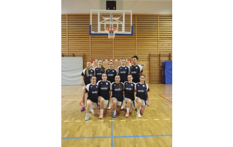 Les U18F1 sont fières de porter leurs nouveaux sur-maillots